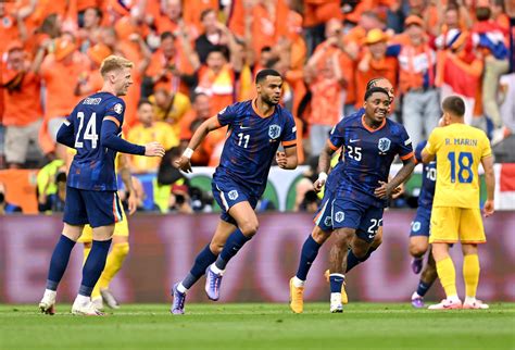 Romania 0 Netherlands 3: Stylish Dutch through to quarter.